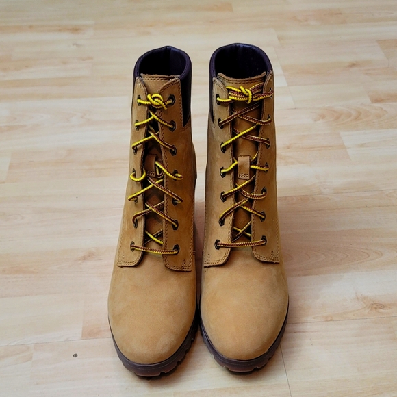 Size 8.5 Timberland boots - Picture 1 of 2